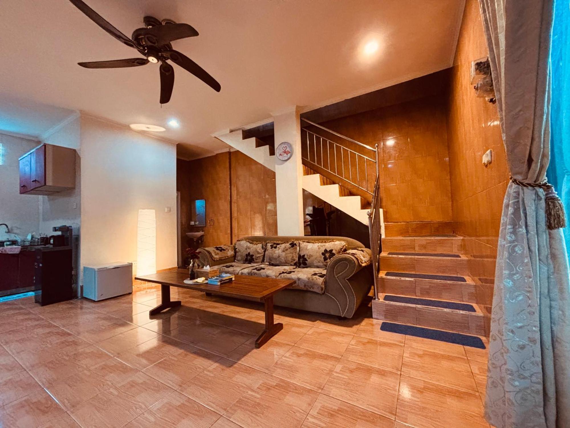 Mama Mega Homestay Pesanggaran Экстерьер фото